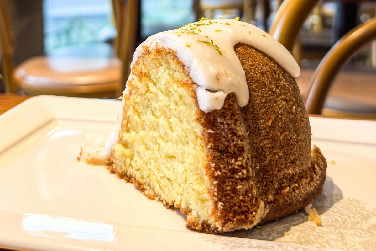 Decorate the lemon cake with icing and lemon.