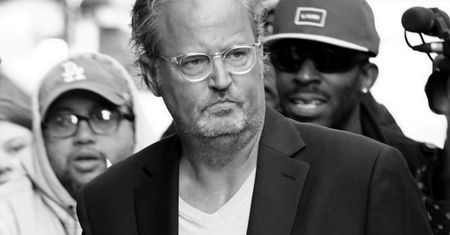 Gdy grał w "Przyjaciołach" był na dnie. Matthew Perry odrzucił pomoc koleżanki z planu