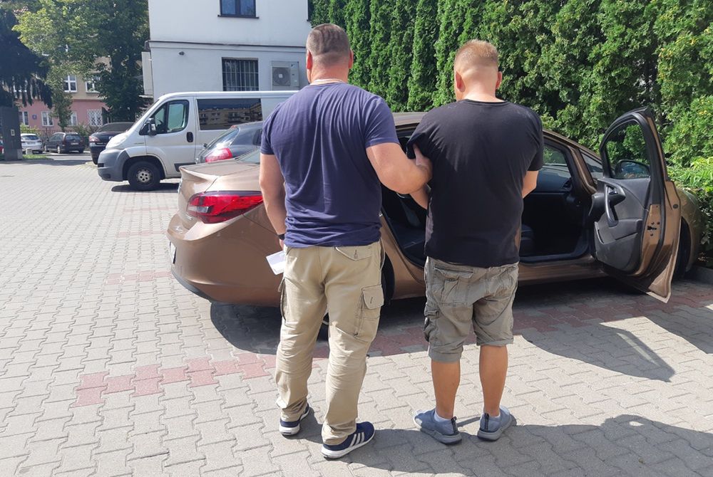 Warszawa. Na miejscu przestępstwa zgubił portfel z dowodem i prawem jazdy. Po jego kolejnej akcji policjanci z Mokotowa skojarzyli to oblicze z dokumentów z twarzą złodzieja nagranego przez sklepowy monitoring w galerii handlowej (Policja)
