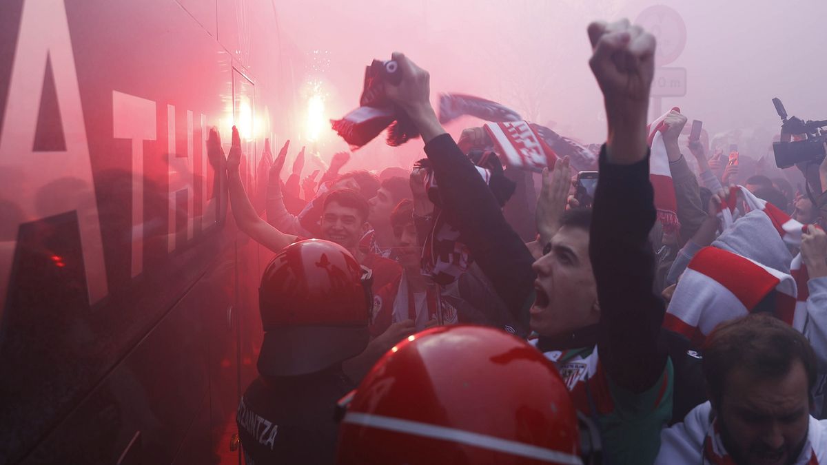 PAP/EPA / Miguel Ton / Na zdjęciu: kibice Athletic Bilbao przed półfinałem Pucharu Króla