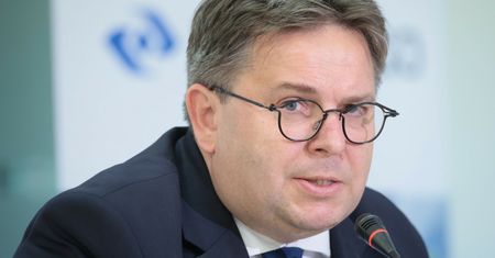 Szef PKP Cargo twarzą konferencji o zwolnieniach. W sieci wrze