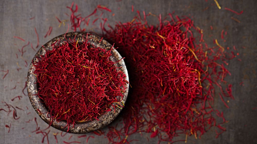 Szafran - czym jest, właściwości lecznicze, zastosowanie w kuchni, cena, skutki uboczne