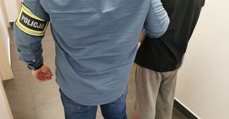 Z "tulipanem" w ręce groził ekspedientce. Kobieta oddała mu wszystkie pieniądze