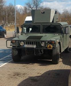 Nawet żołnierze jeżdżą na zakupy. Wojskowym Humvee zaparkowany pod dyskontem