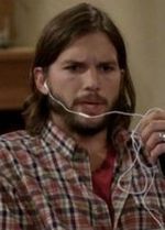 "Dwóch i pół": Ashton Kutcher naśmiewa się z Polaków