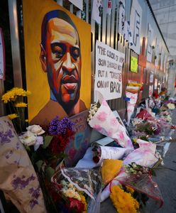 USA. George Floyd - protesty. Protestujący spadł z pomnika Konfederacji w Wirginii. Odniósł poważne obrażenia