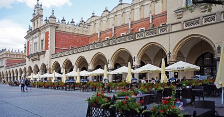 Wybory 2020. Zniszczył elewację na Sukiennicach. Sprayem napisał "Duda 2020"