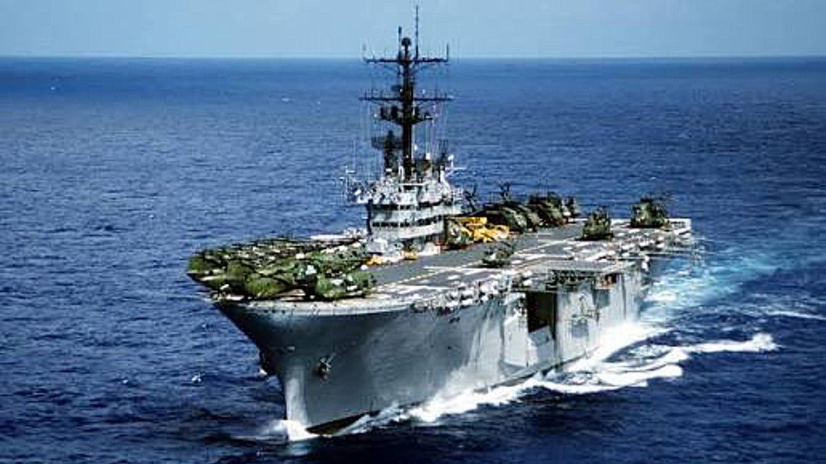 Człowiek za burtą na USS Iwo Jima. Marines uznany za zmarłego