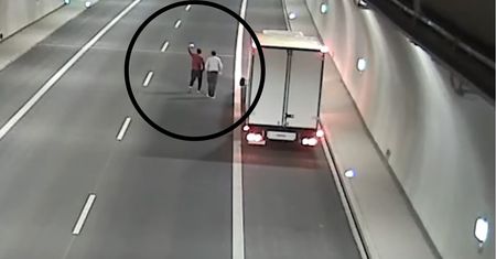 Kierowcy wysiadają z aut pośrodku tunelu. Przyczyna ich zachowania szokuje