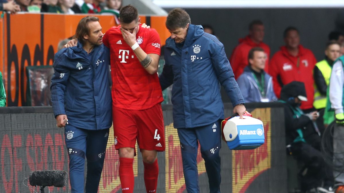 Zdjęcie okładkowe artykułu: Getty Images / Alexander Hassenstein/Bongarts / Niklas Suele doznał poważnej kontuzji kolana podczas meczu Augsburg-Bayern.