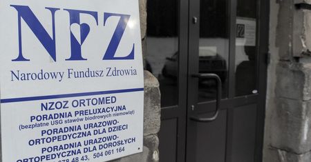 W NFZ zarabiają lepiej niż lekarze na etacie w szpitalu. Sprawdziliśmy ile