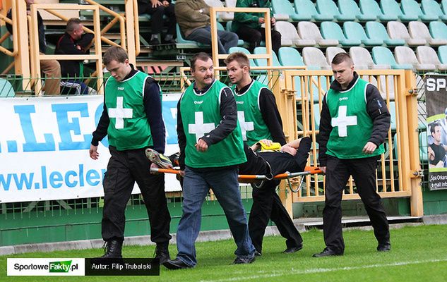 Zuber na noszach opuścił murawę i nie wróci na boisko w 2012 roku