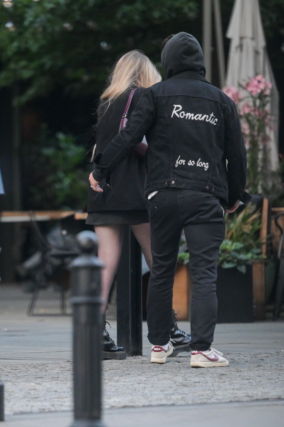 Kuba Karaś wraca poranną porą do mieszkania z tajemniczą blondynką