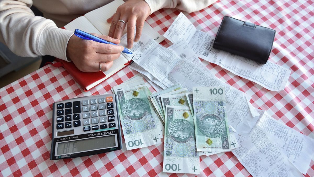 Stock Bart?omiej Magierowski
Fot. Bartlomiej Magierowski/EastNews. Wroclaw 8.11.2022. Prawie 20 procentowa inflacja w Polsce. Coraz wieksze wydatki na zywnosc i rachunki. N/z: kobieta spisujaca wydatki z paragonow.
Bartlomiej Magierowski