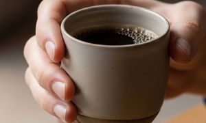 Czy można pić kawę przed snem? Ekspertka wskazuje konkretną godzinę