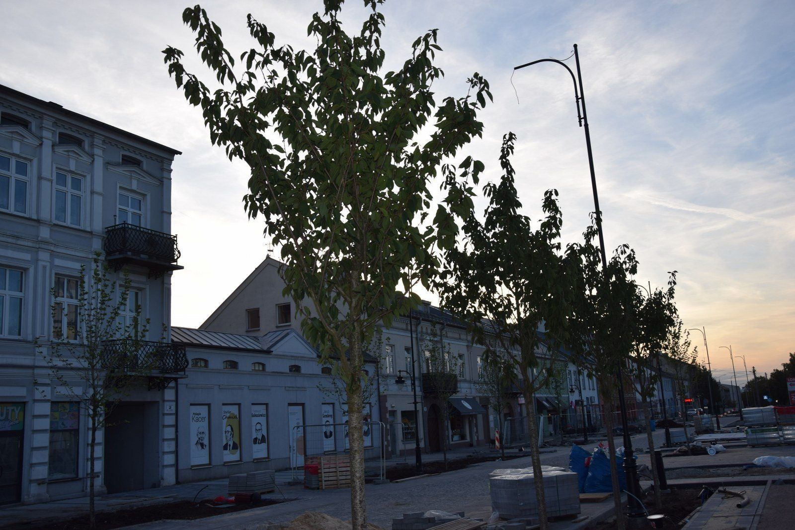 Drzewa zastąpiły beton w centrum Zduńskiej Woli. To już każdy widzi