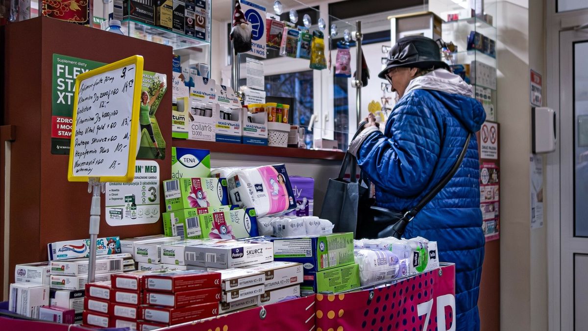 Reporter archiwum 2024 12
18.12.2024 Pisz, warminsko-mazurskie. Kobieta kupuje farmaceutyki w aptece (zdj. ilustracyjne). fot. Eryk Stawinski/REPORTER
Eryk Stawinski/REPORTER