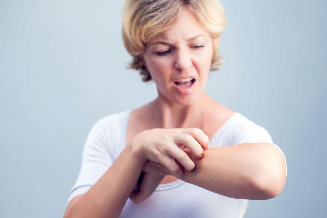 Liszaj płaski może być skutkiem chorej wątroby. Sprawdź objaw