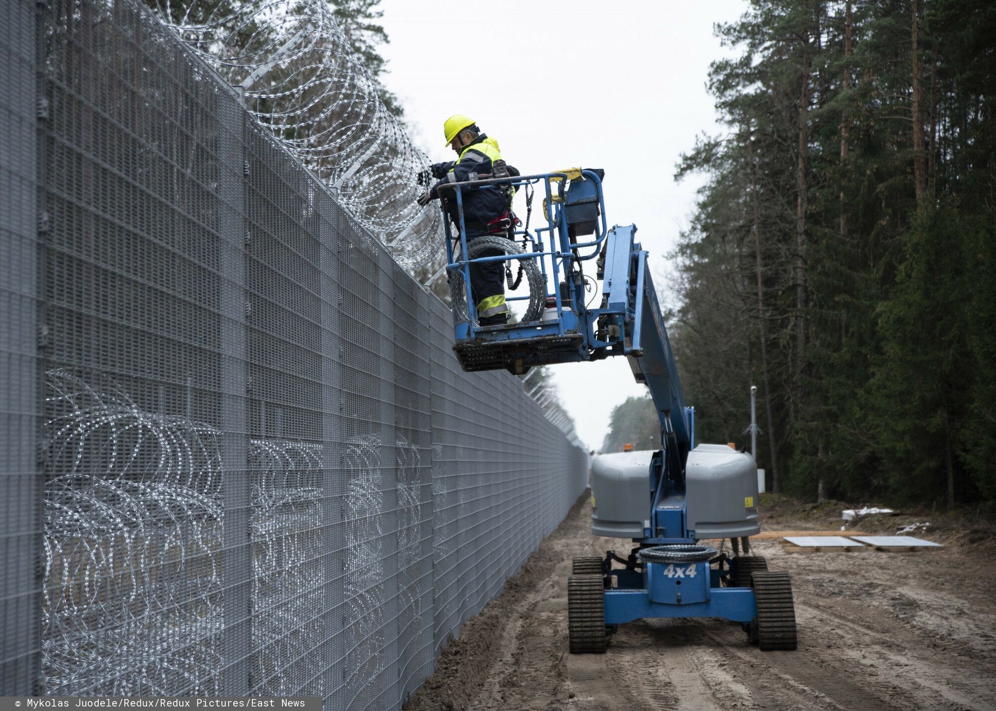 Drut kolczasty na granicy litewsko-bia?oruskiej
Construction works of Lithuania's border fence at the Lithuania-Belarus border. Lithuania has started building the first stretches of a four-meter tall border fence on its 678 kilometer long border with Belarus, with works due to be completed in September 2022.
Mykolas Juodele/Redux