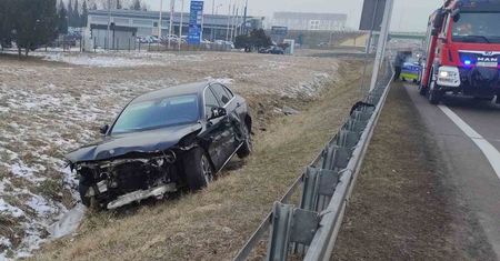 Groźna kolizja na wylocie z Lublina. Kierowca zasnął za kierownicą, przebił bariery i zjechał do rowu. Zadziałał system eCall