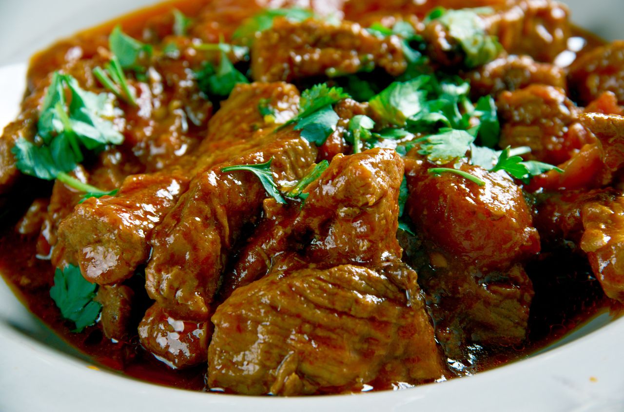 Zapomnij o mące i śmietanie. To on doskonale zagęszcza gulasz i nie tuczy