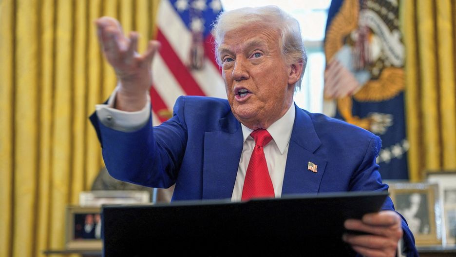 Archiwum zagraniczne East News 2025-04
President Donald Trump speaks as he signs executive orders in the Oval Office of the White House Wednesday, April 9, 2025, in Washington. (Pool via AP)