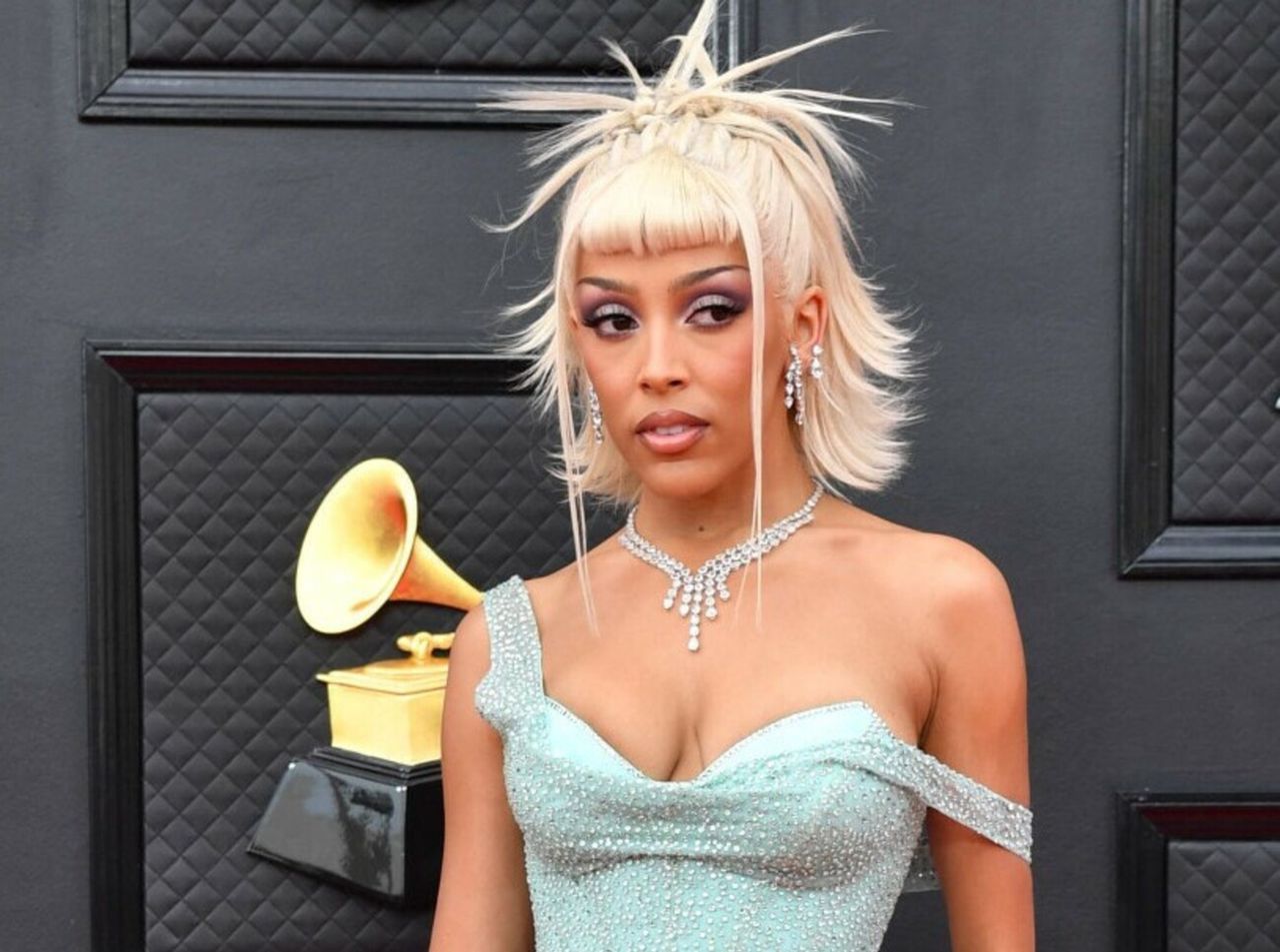 Doja Cat na Grammy 2022. Raperka przyciągała spojrzenia