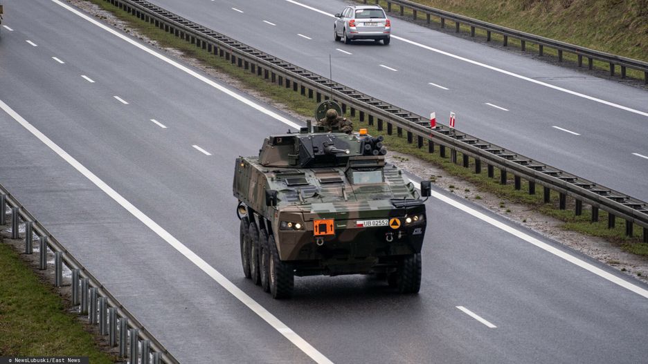 Polscy ?o?nierze w drodze na ?wiczenia Saber Strike 22
Fot. NewsLubuski/East News, 22.02.2022. Zolnierze z 17. Wielkopolskiej Brygady Zmechanizowanej wyruszyli na cwiczenia saber strike 22. Kolumna wojskowa jechala trasa s3.
NewsLubuski