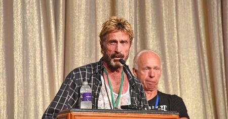Anonimowi chcą by John McAfee został doradcą Donalda Trumpa