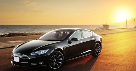 Pierwszy śmiertelny wypadek Tesli Model S. Autopilot nie dostrzegł zagrożenia