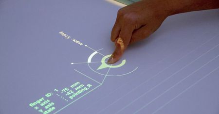 Prototypowy projektor Sony każdą powierzchnię zamieni w interfejs dotykowy