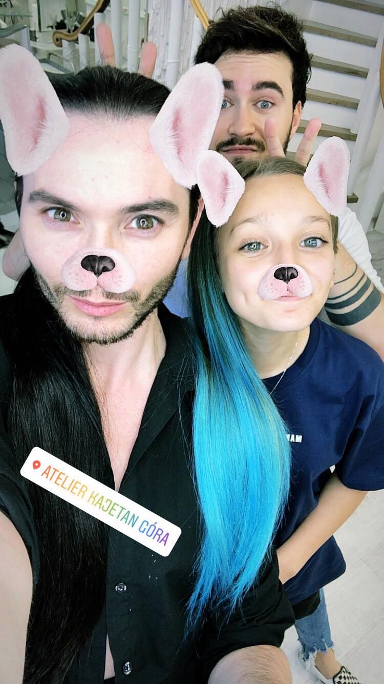 Fabienne Wiśniewska w niebieskich włosach