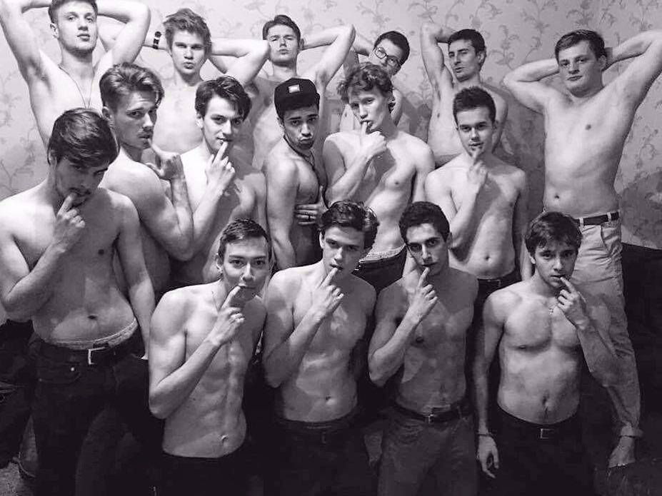 Maciek Musiał pokazał gołą klatę