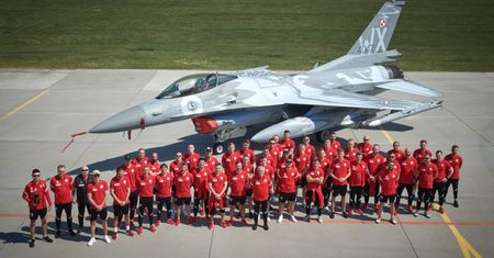 Piłkarska reprezentacja Polski odwiedziła bazę lotnictwa taktycznego w Krzesinach