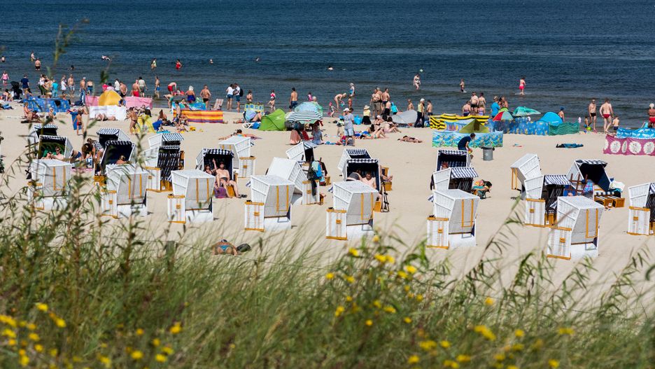 Na zdjęciu plaża i wypoczywający na niej turyści