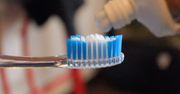 Sprawdź, czym grozi zbyt rzadka wymiana szczoteczki do zębów (WIDEO)