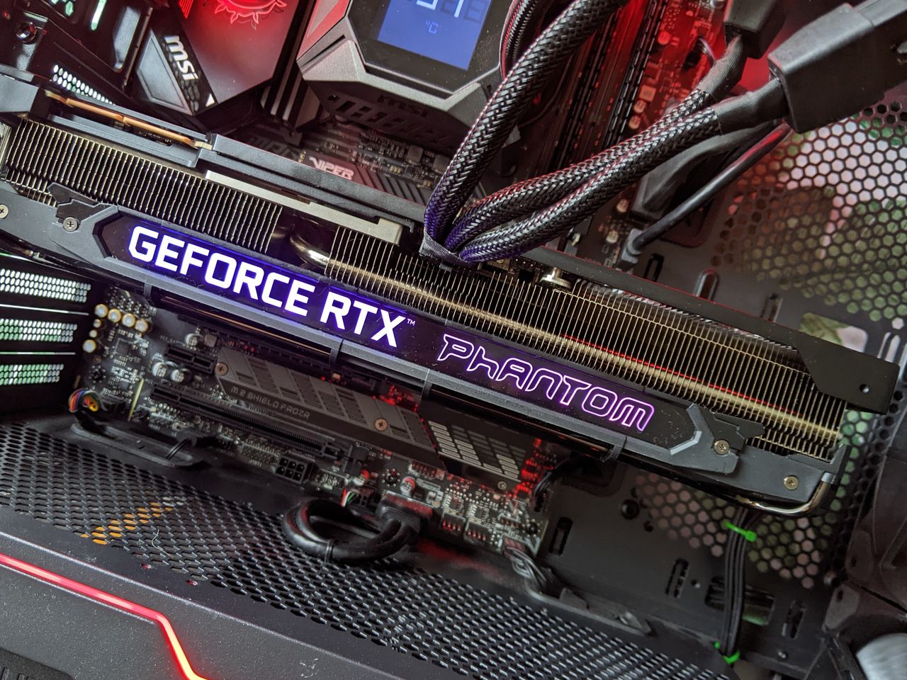 Gainward GeForce RTX 3090 Ti Phantom GS we wnętrzu komputera