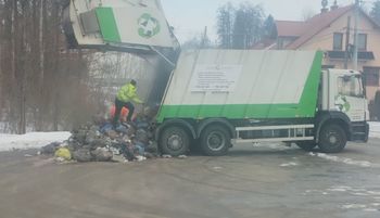 Aż wyskoczyli ze śmieciarki. Groźny incydent. Jest reakcja