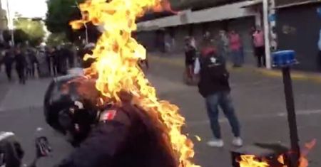 Oblali policjanta benzyną i podpalili. Dantejskie sceny na protestach