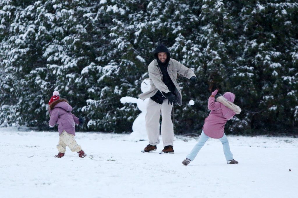 Maciej Pela właśnie rzucił śnieżką