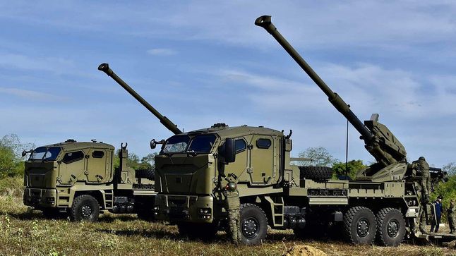 W Pułku Artylerii Wojsk Lądowych „Rex Belli” na Filipinach ATMOS 2000 stał się następcą amerykańskich 105-mm haubic samobieżnych M7 Priest, które wycofano w latach 60. 