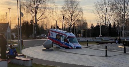 Karetka wpadła do dziury. "Konstrukcja nie wytrzymała ciężaru"