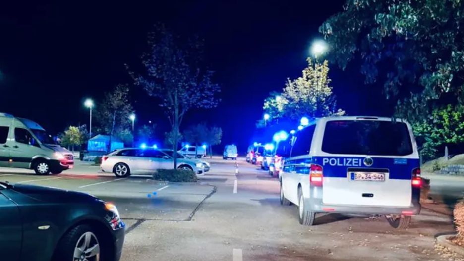 Funkcjonariusze otoczyli teren sklepu. Do akcji dołączyli snajperzy, którzy zajęli odpowiednie pozycje.