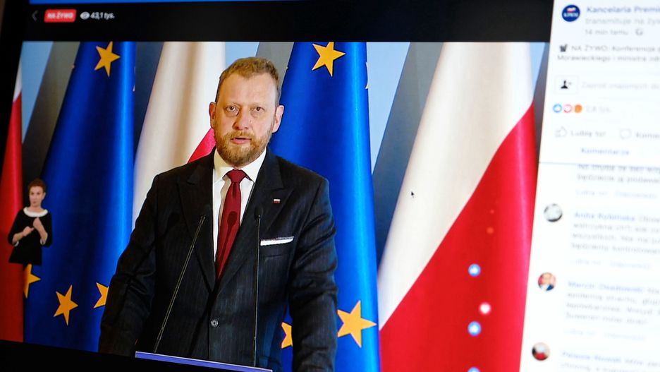 Warszawa, 16.04.2020. Koronawirus w Polsce. Minister zdrowia Łukasz Szumowski, 16 bm. podczas konferencji prasowej z udziałem premiera Mateusza Morawieckiego w KPRM w Warszawie, oglšdanej w jednym z stołecznych mieszkań. Szef rzšdu zapowiedział zdejmowanie od 20 kwietnia obostrzeń obowišzujšcych obecnie w zwišzku z epidemiš koronawirusa. (kf) PAP/Mateusz Marek