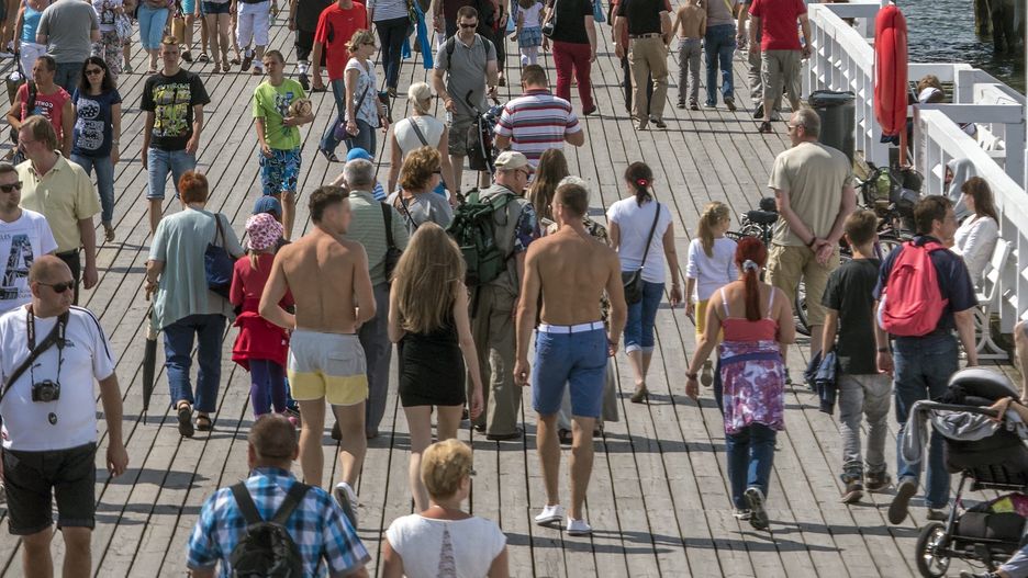 Na molo w Sopocie często można spotkać turystów bez koszulek