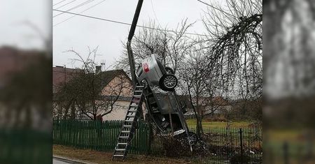 18-latek za kierownicą VW wypadł z drogi i zawisł na słupie. Samochód stanął pionowo