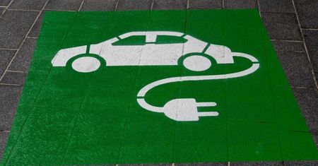 Jest praca w elektromobilności. Można zarobić od 4,5 do 9 tys. zł brutto