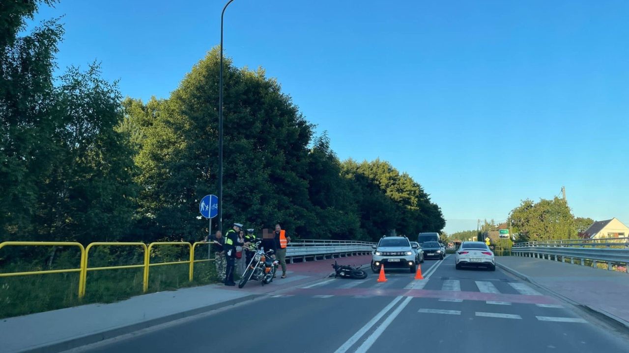 Mosty: Osobówka uderzyła w dwa motocykle przed przejściem dla pieszych