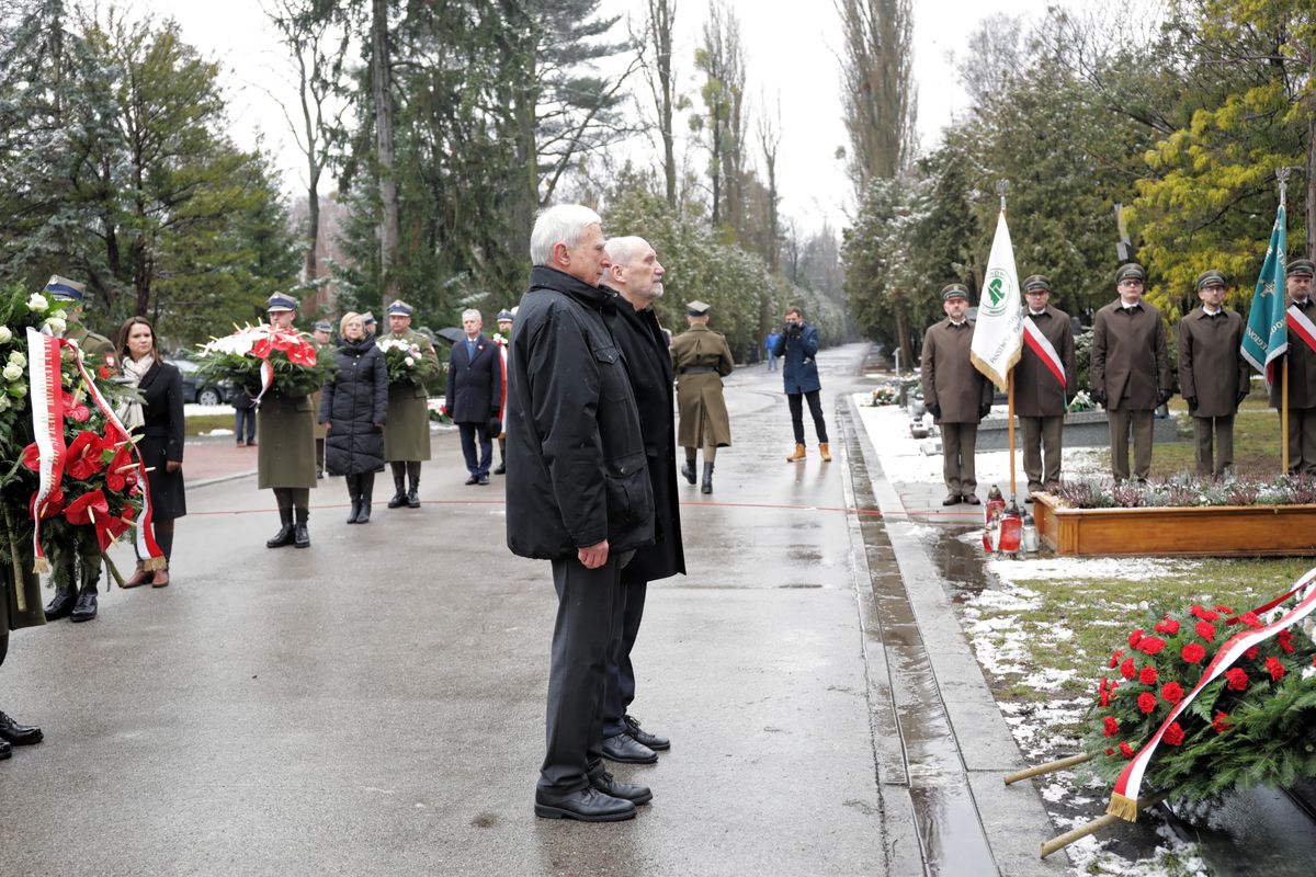 Posłowie PiS Piotr Naimski i Antoni Macierewicz podczas złożenia kwiatów na grobie Jana Olszewskiego na Cmentarzu Powązkowskim