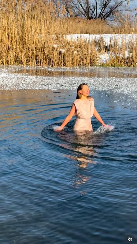 Joanna Moro morsuje w sukni balowej